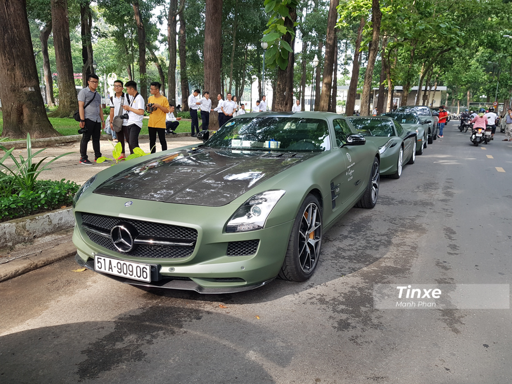 Khi mà đoàn siêu xe và siêu SUV của Chủ tịch Trung Nguyên khoe dáng trên đường phố quận 1, Tp.HCM vào ngày 16 tháng 6 năm 2020 cũng là lúc giới mê xe xuýt xoa trước vẻ đẹp của siêu xe Mercedes-Benz SLS AMG GT Final Edition cực hiếm chỉ có 350 chiếc được sản xuất trên toàn thế giới.