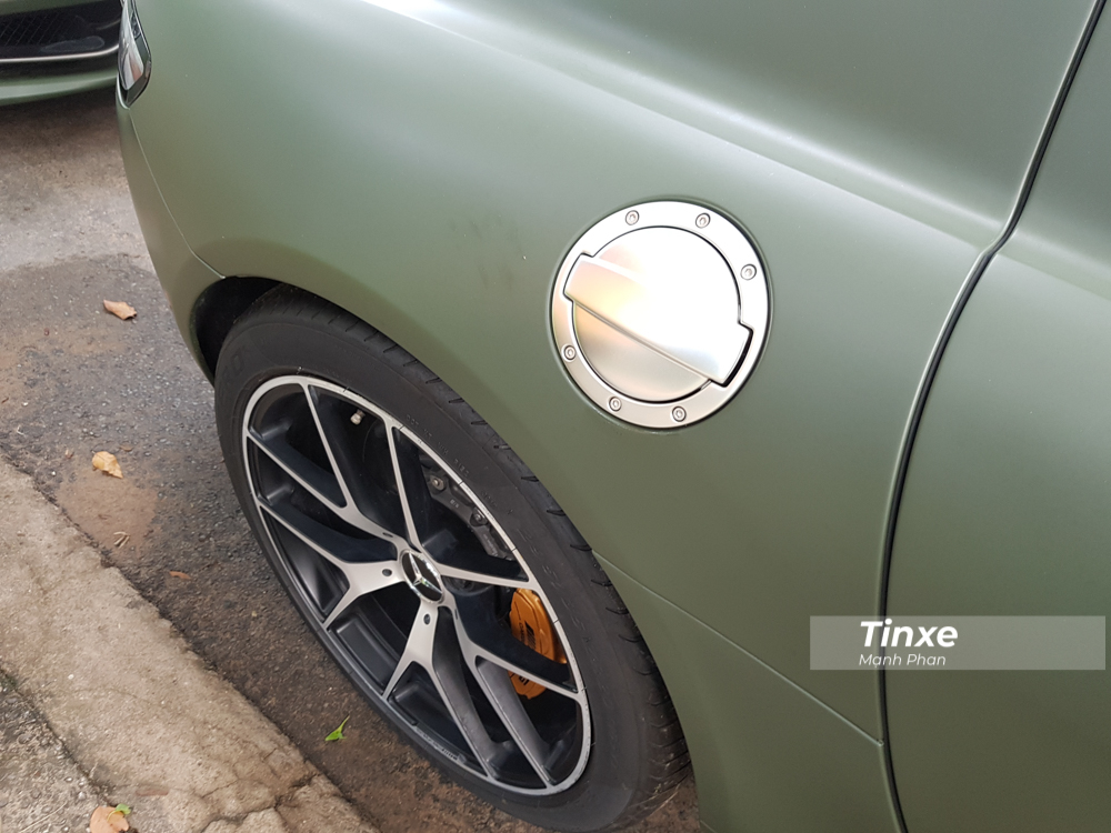 Cận cảnh bộ áo xanh quân đội nhám bằng đề-can trên chiếc siêu xe Mercedes-Benz SLS AMG GT Final Edition độc nhất vô nhị tại Việt Nam.