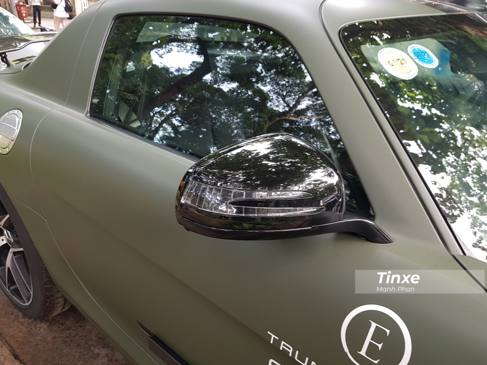 Nhưng vỏ gương lại sơn đen thay vì ốp carbon.