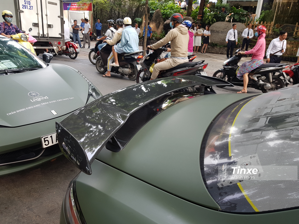 Điểm nhấn trên những chiếc siêu xe cửa cánh chim phiên bản giới hạn Mercedes-Benz SLS AMG GT Final Edition chính là cánh gió đuôi bằng carbon cố định nhằm tăng lực ép xuống mặt đường cho xe.
