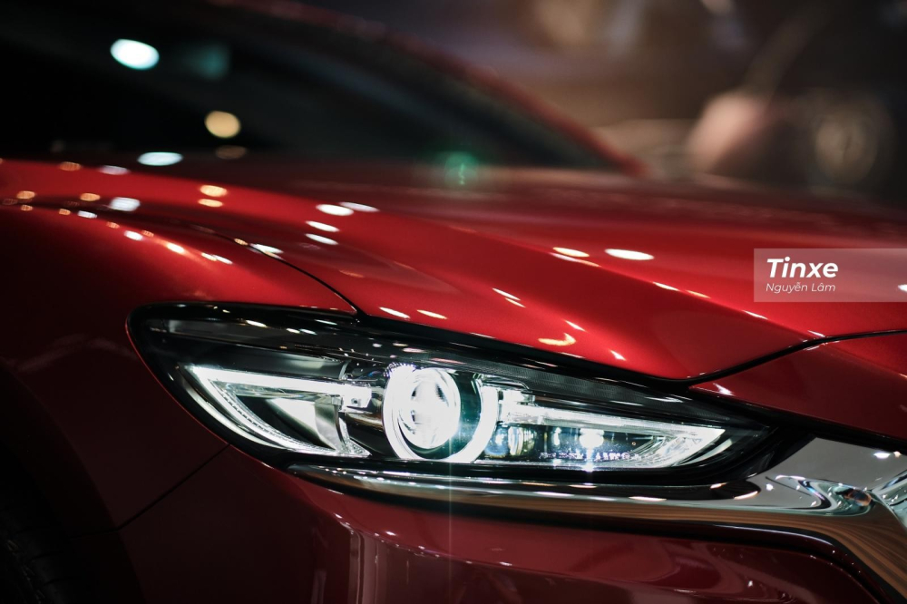 Cụm đ&egrave;n chiếu s&aacute;ng trước của Mazda6 2020 c&oacute; nhiều t&iacute;nh năng hơn đối thủ