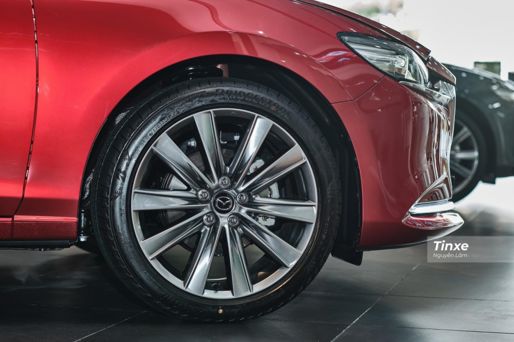 M&acirc;m hợp kim 19 inch gi&uacute;p Mazda6 2020 c&oacute; khoảng s&aacute;ng gầm lớn hơn Toyota Camry 2020