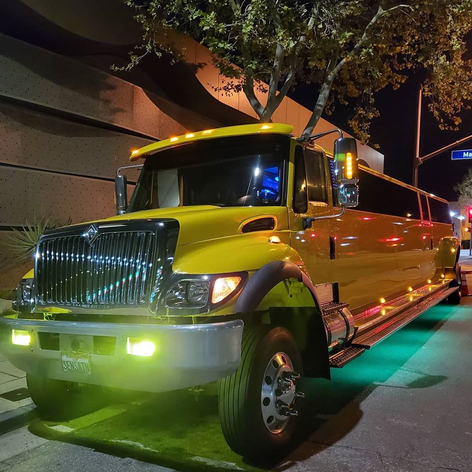 Colossus Limo có lắp đặt hệ thống đèn dưới gầm để thêm phần thu hút Colossus Limo có lắp đặt hệ thống đèn dưới gầm để thêm phần thu hút