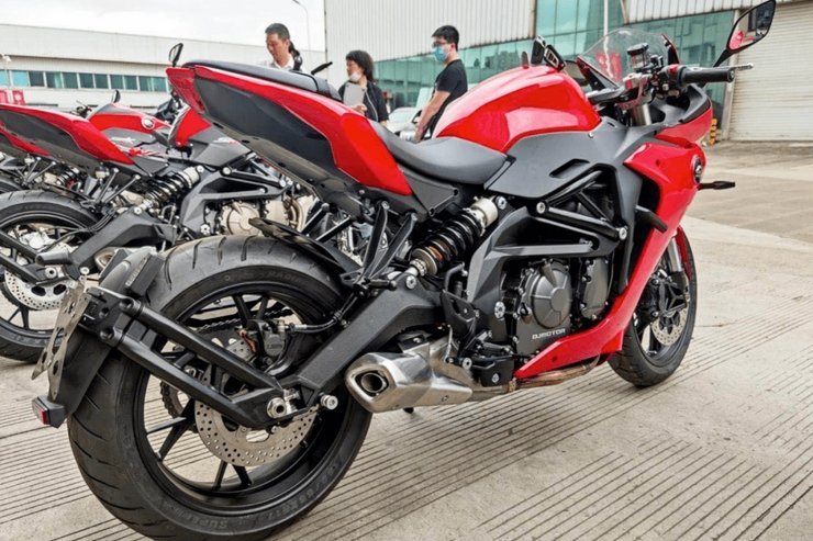 Xe được hoàn thiện dựa trên Naked bike QJ SRK600