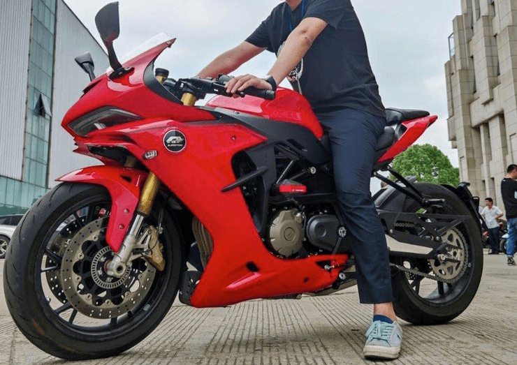 Benelli 600RR được trang bị loạt đồ hàng hiệu như Marzocchi, KYB hay phanh Brembo