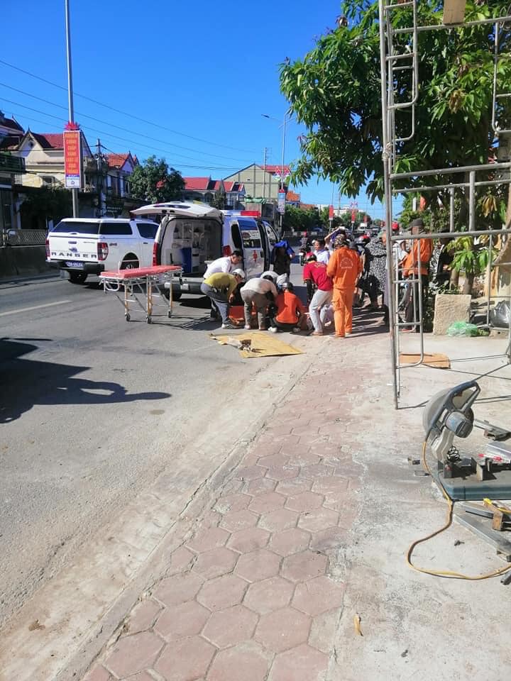 Người đàn ông đi xe đạp được đưa đi cấp cứu tại bệnh viện Người đàn ông đi xe đạp được đưa đi cấp cứu tại bệnh viện