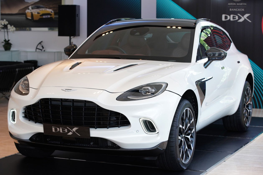 Việc các hãng siêu xe và xe siêu sang liên tục chạy đua sản xuất ra những chiếc SUV đỉnh cao nhất để phục vụ cho các thượng đế của mình đã khiến không ít người vui mừng. Chẳng hạn như Lamborghini có Urus, Rolls-Royce lần đầu sản xuất SUV siêu sang với Cullinan, Bentley đang trình làng Bentayga bản nâng cấp và Aston Martin cũng đã cho ra mắt chiếc SUV hạng sang đầu tiên của mình mang tên DBX.