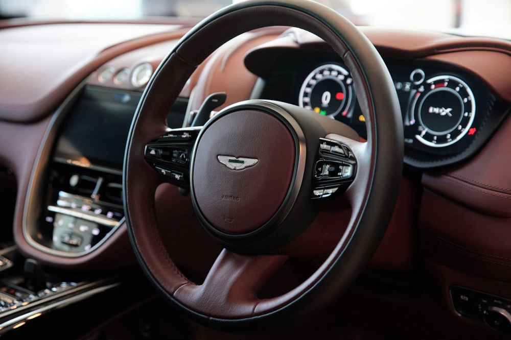 Điều thú vị là Aston Martin DBX 2020 không dùng hộp số tự động ZF 8 cấp như hai người anh em Vantage hay DB11. Thay vào đó, xe được trang bị hộp số tự động 9G-tronic 9 cấp do Mercedes-Benz cung cấp, truyền sức mạnh trực tiếp xuống cả 4 bánh. Ngoài ra, Aston Martin DBX 2020 còn có khóa vi sai điện tử ở cầu sau.