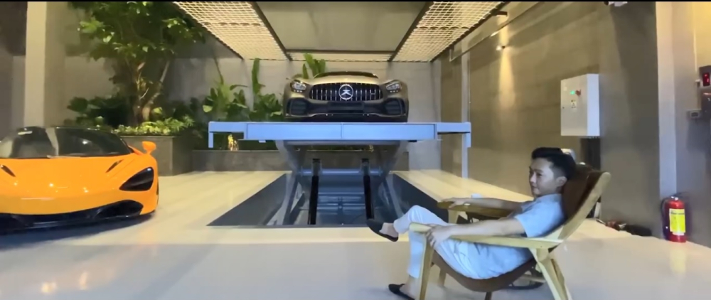 Cường Đô-la cùng chiếc siêu xe Mercedes-AMG GT R đầu tiên về Việt Nam nằm trên cầu nâng xịn xò ở garage của mình