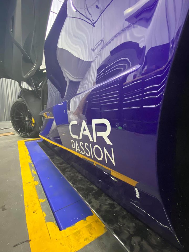 Góc ảnh này cho thấy xe đã lên mâm độ và logo Car Passion bên hông xe