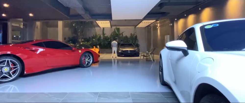 Bộ sưu tập siêu xe của Cường Đô-la hiện gồm McLaren 720S màu cam, Ferrari F8 Tributo màu đỏ, Mercedes-AMG GT R và cuối cùng là chiếc xe thể thao Porsche 911 Carrera S 2020