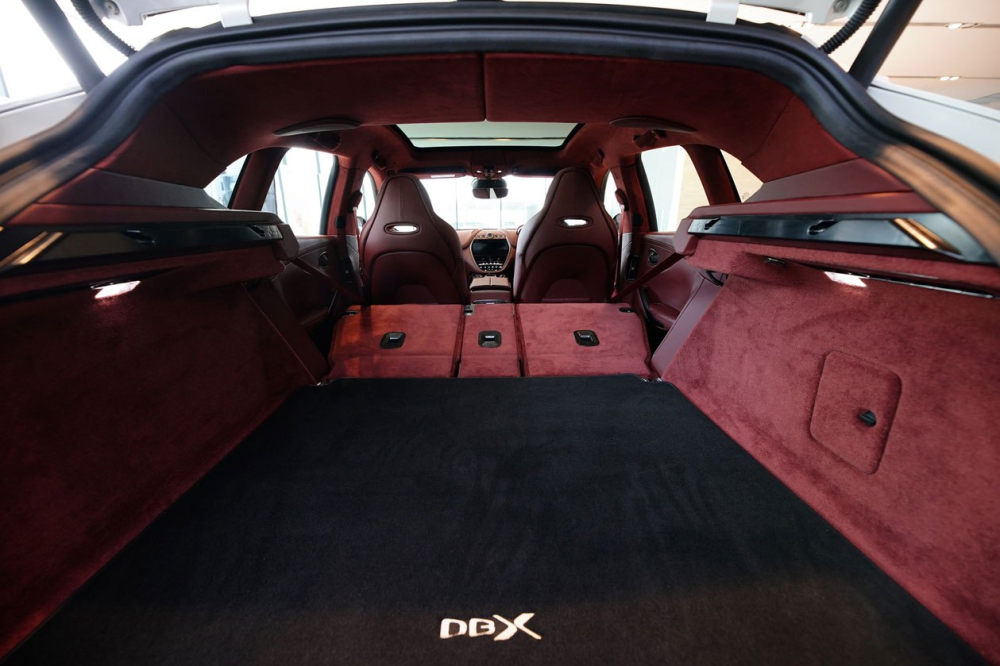 Khi mở cửa cốp sau, chúng ta sẽ tìm thấy khoang hành lý có thể tích 632 lít. Ghế sau của Aston Martin DBX 2020 có thể gập theo tỷ lệ 40:20:40 để tăng thể tích khoang hành lý.