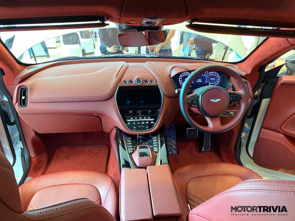 Bước vào bên trong Aston Martin DBX 2020, người dùng được chào đón bằng không gian nội thất như khoang lái máy bay. Cửa sổ trời toàn cảnh Panorama phía trên sẽ mang đến ánh sáng cho nội thất. Nếu không thích, khách hàng có thể che cửa sổ trời bằng rèm chỉnh điện làm từ Alcantara. Đây là rèm che cửa sổ trời đầu tiên trong ngành công nghiệp ô tô thế giới.