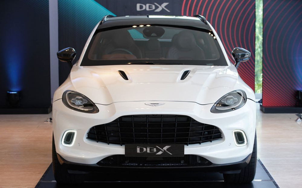 Là người chơi xe SUV nổi bật nhất Việt Nam, rất có thể Minh Nhựa đang ngắm đến chiếc SUV hạng sang cỡ lớn đầu tiên của thương hiệu Aston Martin. Tuy nhiên trong lúc chờ xem Minh Nhựa có mua DBX hay không thì mẫu xe này liên tiếp ra mắt tại các thị trường Đông Nam Á. Gần đây nhất là ở Thái Lan.