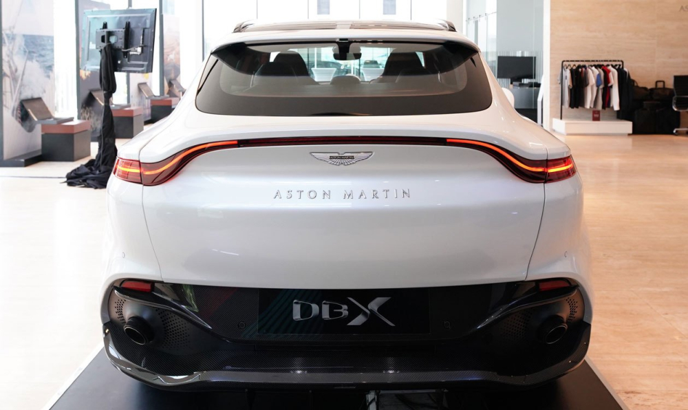 Cụm đèn hậu LED trên Aston Martin DBX chạy hết đuôi xe rất cá tính.