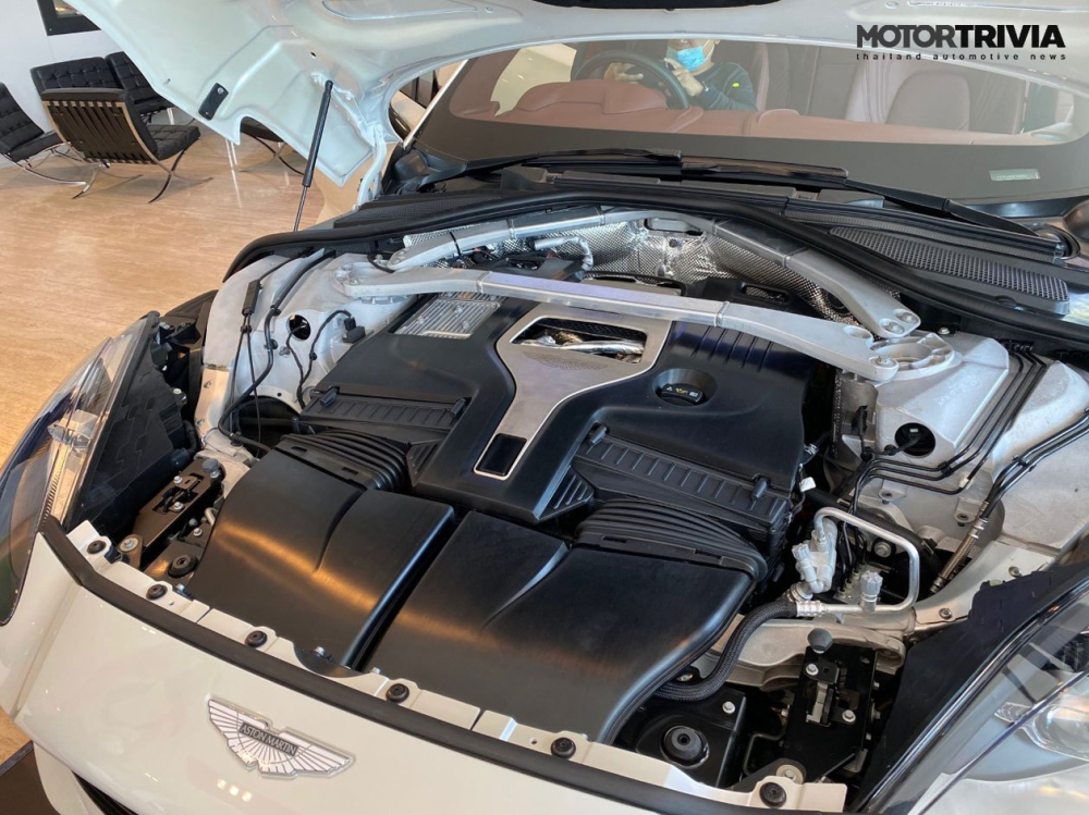 Nguồn cung cấp năng lượng cho Aston Martin DBX 2020 là khối động cơ xăng V8, tăng áp kép, dung tích 4.0 lít cho Mercedes-AMG sản xuất. Động cơ tạo ra công suất tối đa 550 mã lực và mô-men xoắn cực đại 700 Nm đồng thời được trang bị công nghệ ngắt xi-lanh để giảm lượng xăng tiêu thụ. Nhờ đó, Aston Martin DBX 2020 có thể tăng tốc từ 0-100 km/h trong thời gian 4,5 giây và đạt vận tốc tối đa 291 km/h.