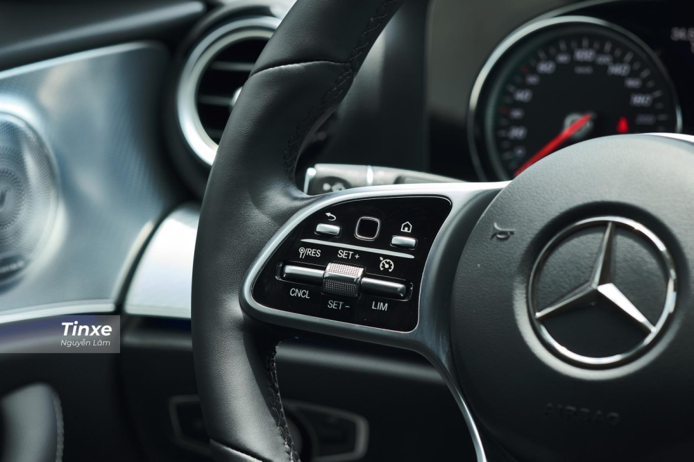 Trên cụm điều khiển vô lăng có phím bấm cảm ứng tương tự như trang bị trên dòng S-Class của Mercedes-Benz