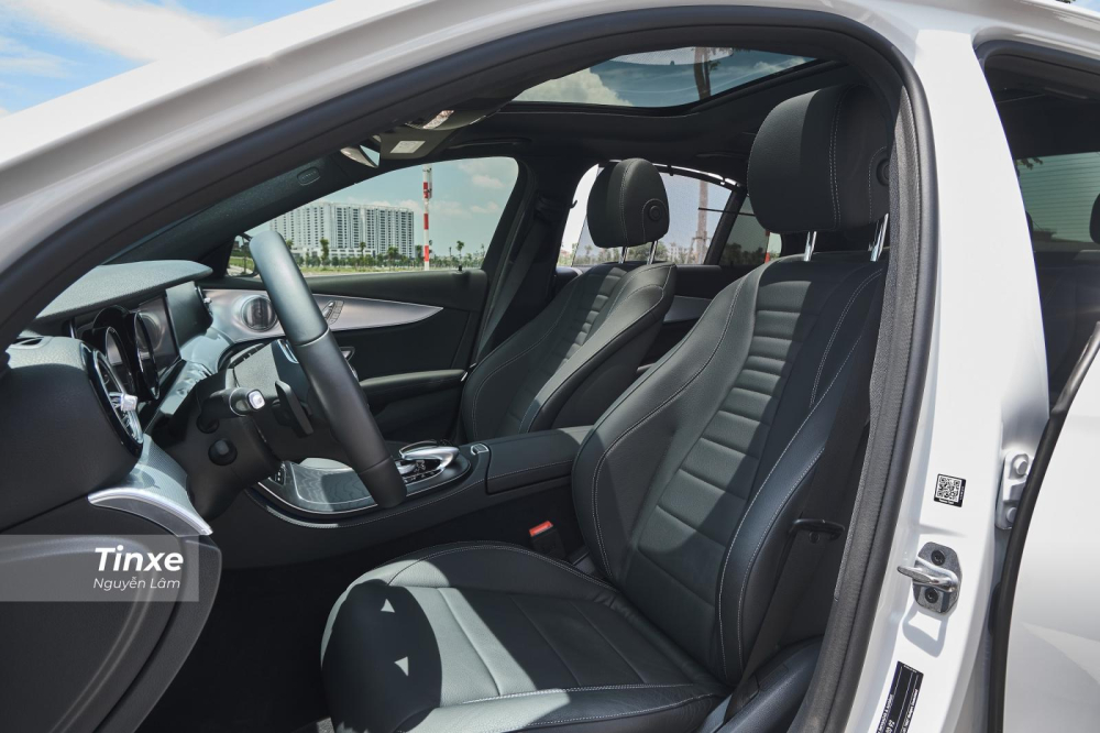 Mercedes-Benz E 200 Sport 2019 được trang bị cửa sổ trời toàn cảnh panorama, hàng ghế đầu có thiết kế kiểu thể thao với 2 cánh ôm lưng