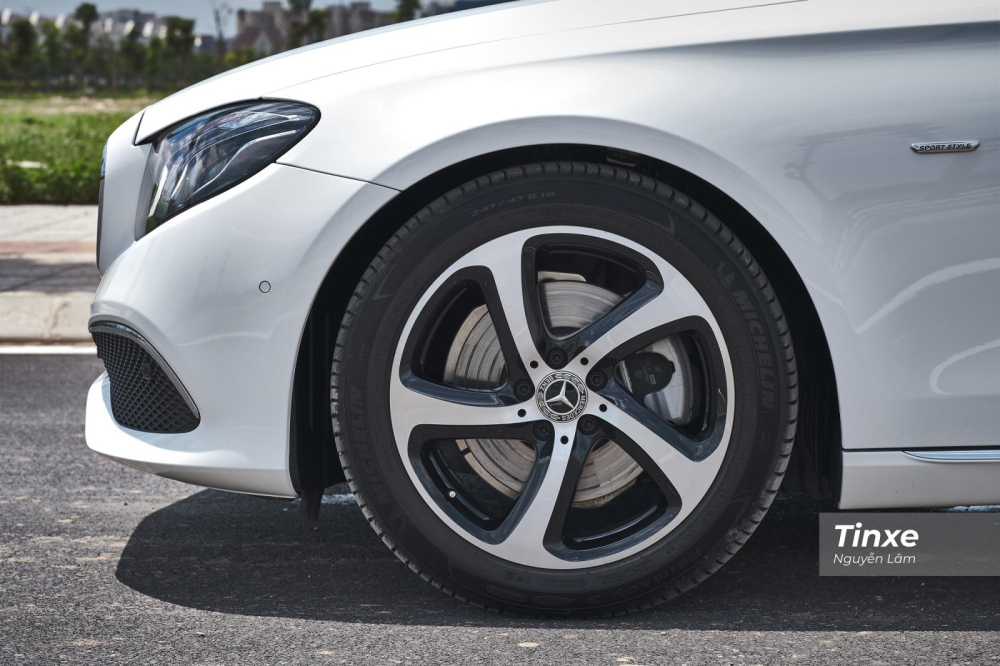 Khác biệt dễ nhận thấy nhất của Mercedes-Benz E 200 Sport 2019 so với các phiên bản khác chính là bộ mâm hợp kim 18 inch 5 chấu 2 tông màu