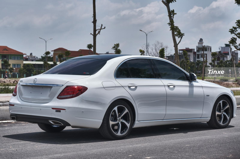 Kích thước tổng thể của Mercedes-Benz E 200 Sport 2019 là 4.923 x 1.852 x 1.474 mm (D x R x C)