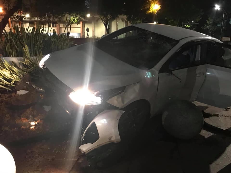 Chiếc Kia Cerato bị hư hỏng nặng sau vụ tai nạn