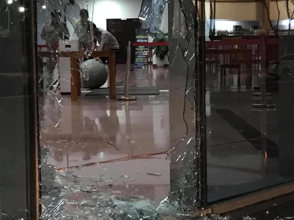 Một hòn đá lọt vào bên trong tòa nhà