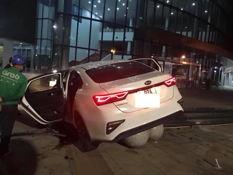 2 hòn đá trang trí nằm dưới gầm chiếc Kia Cerato