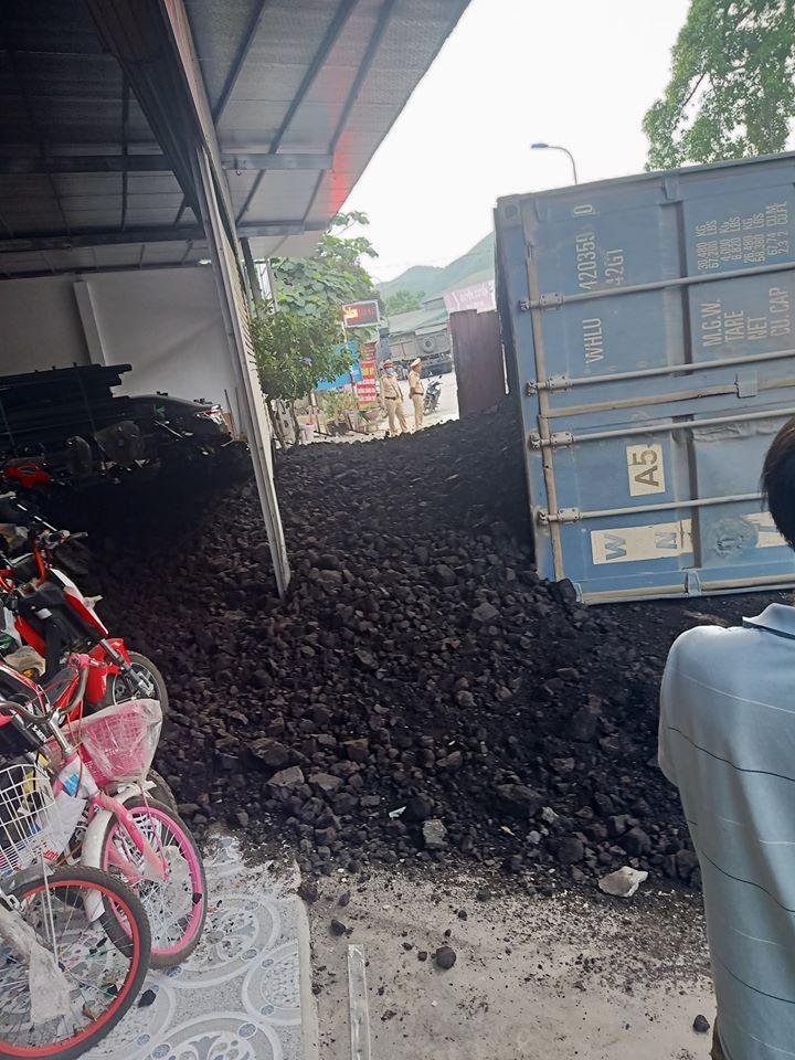 Than trên xe đầu kéo đổ tràn ra đường