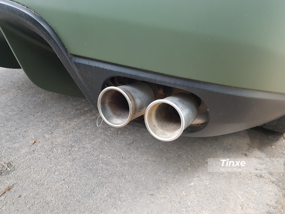 Động cơ kết hợp c&ugrave;ng hộp số 6 cấp, nhờ đ&oacute;, Ferrari 599 GTB Fiorano mất khoảng thời gian 3,7 gi&acirc;y để tăng tốc l&ecirc;n 100 km/h từ vị tr&iacute; xuất ph&aacute;t trước khi đạt vận tốc tối đa 330 km/h.