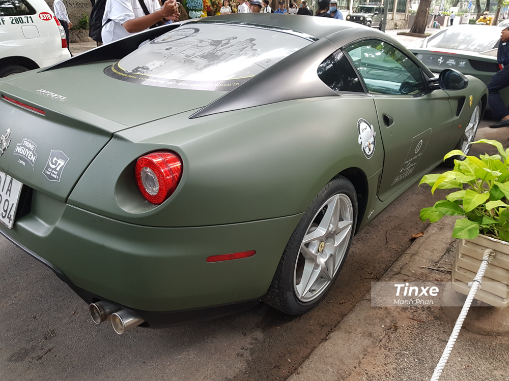 Để tạo điểm nhấn cho chiếc si&ecirc;u xe Ferrari 599 GTB Fiorano c&oacute; một kh&ocirc;ng hai tại Việt Nam khi kho&aacute;c l&ecirc;n m&igrave;nh bộ &aacute;o xanh qu&acirc;n đội nh&aacute;m, Chủ tịch Trung Nguy&ecirc;n cho d&aacute;n phần n&oacute;c th&agrave;nh đen nh&aacute;m.