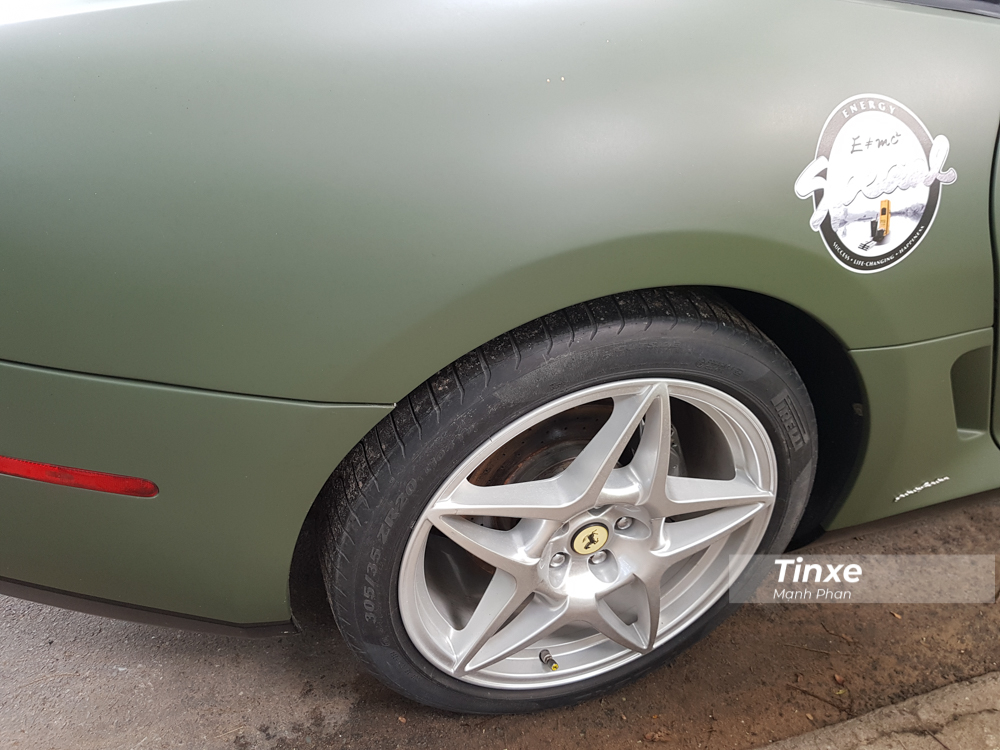 Chiếc si&ecirc;u xe Ferrari 599 GTB Fiorano vẫn được trang bị bộ m&acirc;m ti&ecirc;u chuẩn như l&uacute;c về nước, m&acirc;m xe 5 chấu k&eacute;p sơn m&agrave;u bạc.
