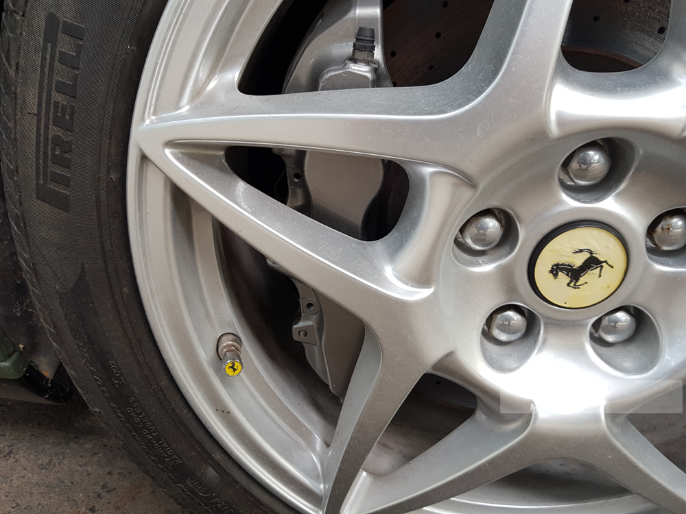 Tr&ecirc;n van v&ograve;i si&ecirc;u xe Ferrari 599 GTB Fiorano c&ograve;n c&oacute; h&igrave;nh ảnh của một ch&uacute; ngựa chồm đặc trưng của h&atilde;ng si&ecirc;u xe Ferrari.