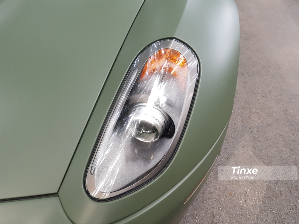 Thiết kế của si&ecirc;u xe Ferrari 599 GTB Fiorano kh&ocirc;ng lẫn v&agrave;o đ&acirc;u được với phần đầu xe k&eacute;o d&agrave;i v&agrave; đu&ocirc;i xe &eacute;p ngắn lại. Xe c&oacute; đ&egrave;n pha thiết kế đẹp mắt v&agrave; l&agrave; 1 trong những đ&ocirc;i mắt ấn tượng nhất đến ng&agrave;y nay.