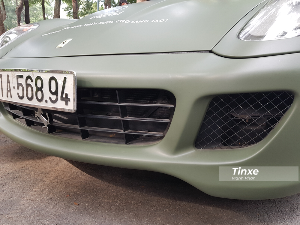 Si&ecirc;u xe Ferrari 599 GTB Fiorano ch&iacute;nh l&agrave; đ&agrave;n anh của Ferrari F12 Berlinetta c&oacute; kh&ocirc;ng dưới 6 chiếc tại Việt Nam. Si&ecirc;u ngựa n&agrave;y tr&igrave;nh l&agrave;ng lần đầu ti&ecirc;n tại triển l&atilde;m Geneva 2006 v&agrave; cũng ch&iacute;nh l&agrave; chiếc Ferrari mạnh nhất tại thời điểm ra mắt.