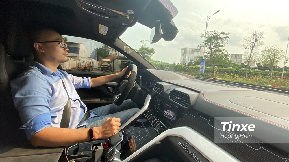 Với chế độ lái Strada, Lamborghini Urus hoàn toàn nhẹ nhàng khi di chuyển trong phố. Với chế độ lái Strada, Lamborghini Urus hoàn toàn nhẹ nhàng khi di chuyển trong phố.