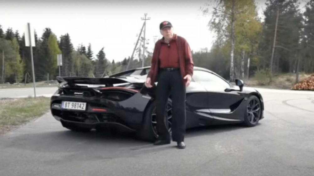 Cụ ông Henry Harrfeldt 78 tuổi và siêu xe McLaren 720S Spider Cụ ông Henry Harrfeldt 78 tuổi và siêu xe McLaren 720S Spider