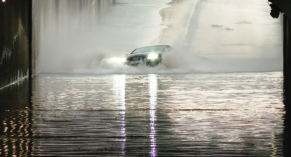 Chiếc Audi A7 dũng m&atilde;nh lao xuống đường hầm ngập nước trước khi tai họa xảy ra