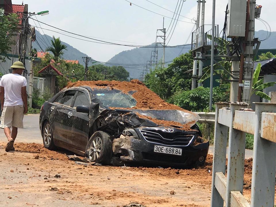 Chiếc Toyota Camry hư hỏng nặng sau vụ tai nạn