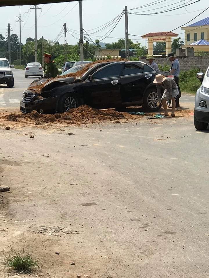 Đất phủ đầy lên chiếc Toyota Camry