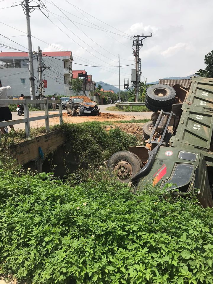 Hiện trường vụ tai nạn giữa 2 chiếc ô tô