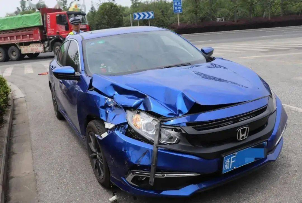 Chiếc Honda Civic bị biến dạng sau vụ tai nạn