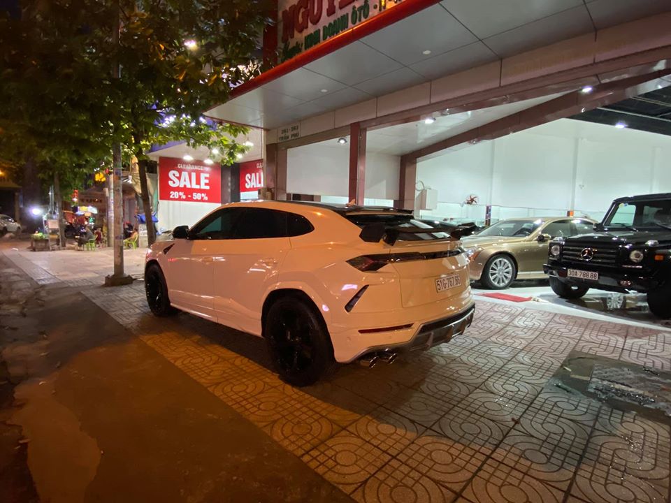 Đ&acirc;y ch&iacute;nh l&agrave; chiếc Lamborghini Urus đ&atilde; qua sử dụng đầu ti&ecirc;n tại Việt Nam