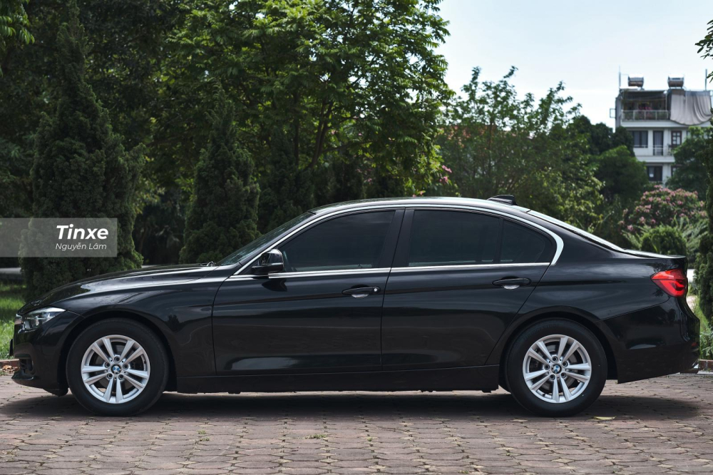 Nhìn chung, ngoại thất của xe được giữ gìn khá mới Nhìn chung, ngoại thất của xe được giữ gìn khá mới