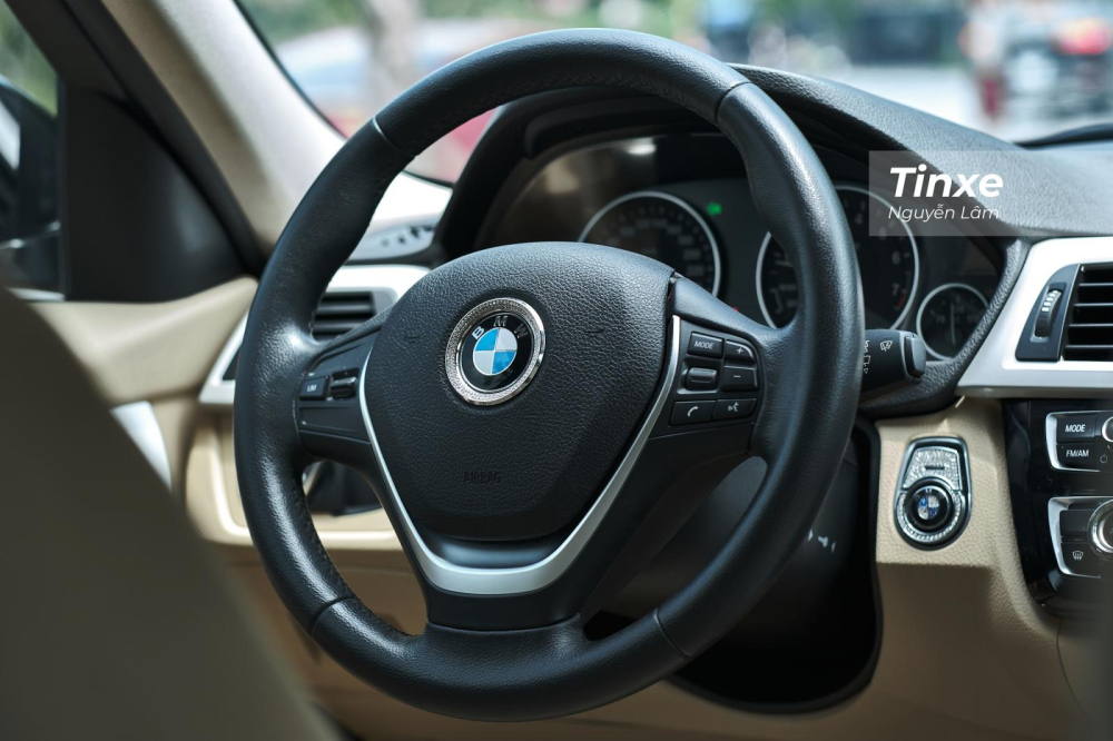 Dù cầm nắm nhiều nhưng lớp da bọc vô lăng vẫn chưa có dấu hiệu mòn Dù cầm nắm nhiều nhưng lớp da bọc vô lăng vẫn chưa có dấu hiệu mòn