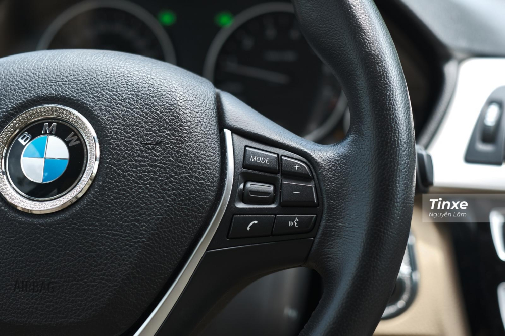 Bên phải có nút điều chỉnh âm lượng, đàm thoại rảnh tay và một số chế độ Bên phải có nút điều chỉnh âm lượng, đàm thoại rảnh tay và một số chế độ