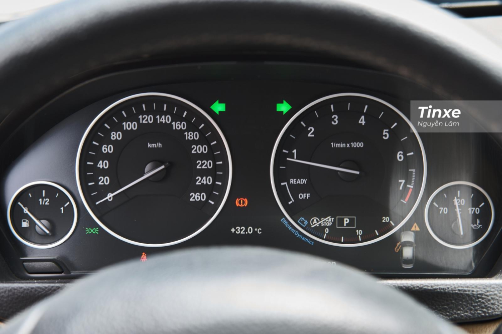 Cụm đồng hồ analog có phần cổ điển Cụm đồng hồ analog có phần cổ điển