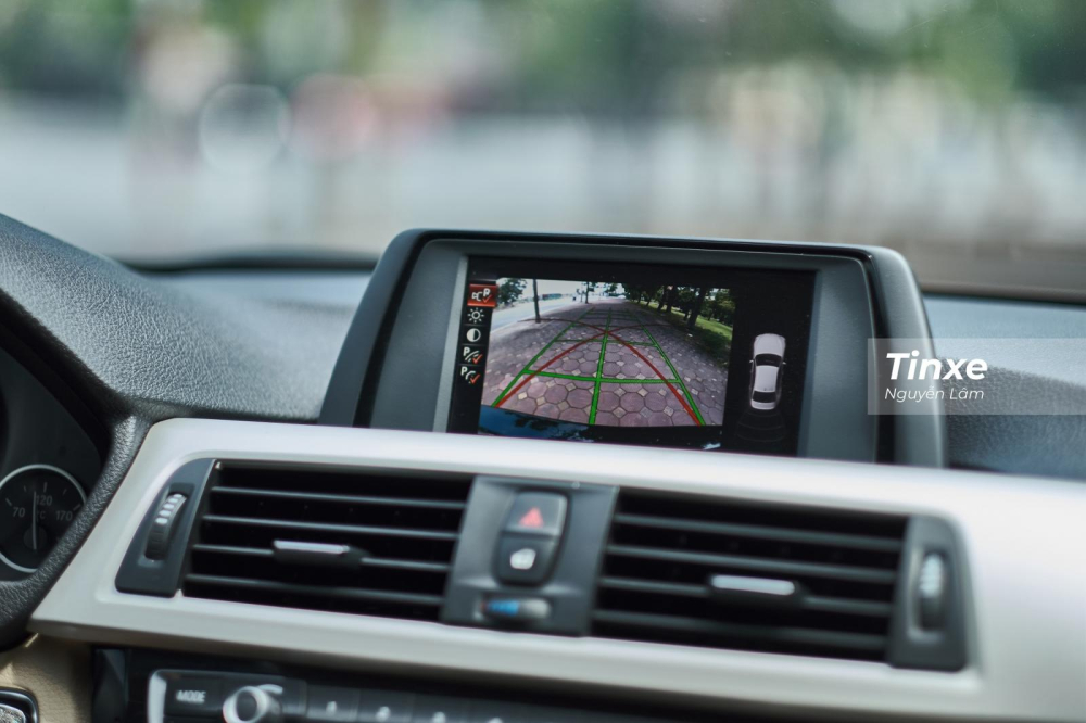 Màn hình giải trí tích hợp camera lùi Màn hình giải trí tích hợp camera lùi