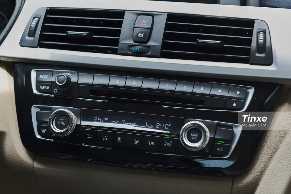 Xe có điều hòa tự động 2 vùng độc lập và gây chú ý với 2 núm vặn cũng được đính đá xung quanh Xe có điều hòa tự động 2 vùng độc lập và gây chú ý với 2 núm vặn cũng được đính đá xung quanh