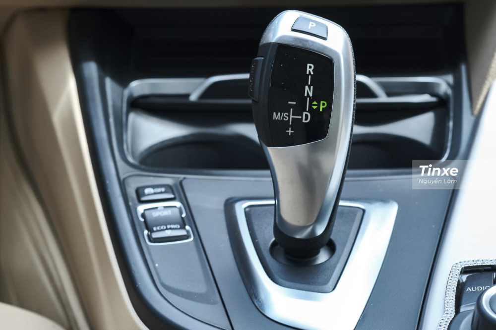 Lớp mạ crôm cần số còn sáng bóng Lớp mạ crôm cần số còn sáng bóng