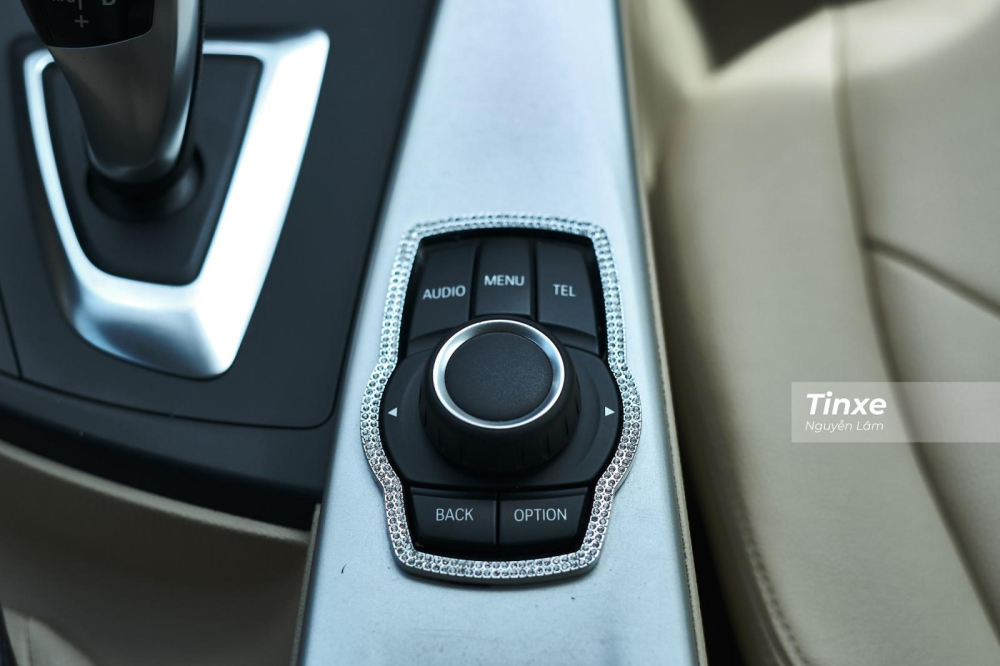 Phần sơn kim loại ở trục trung tâm có một số khu vực đã nhuốm màu thời gian Phần sơn kim loại ở trục trung tâm có một số khu vực đã nhuốm màu thời gian